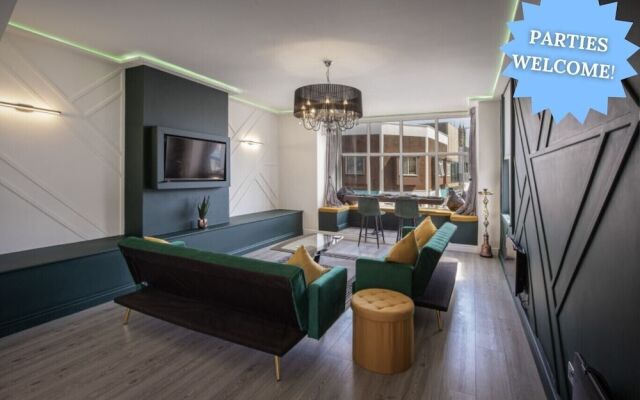 Town View Apartment by Sasco