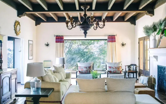 Frida by AvantStay | Sleeps 16! Prvt Estate w/ Tennis Ct & Mins to Beach!