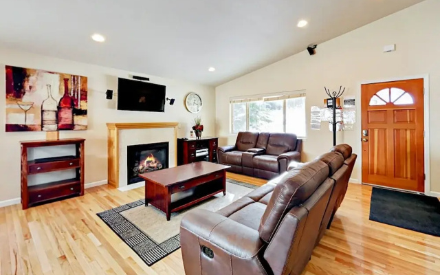 Big South Lake Tahoe House w Hot Tub by RedAwning
