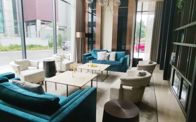 Homey 3Br With Private Lift At Grand Sungkono Lagoon Apartment