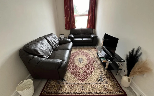 New Spacious 4 Bed Apartment in Kew Bridge