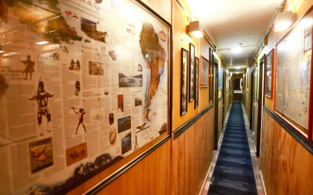 Hotel low cost y restaurant Colón