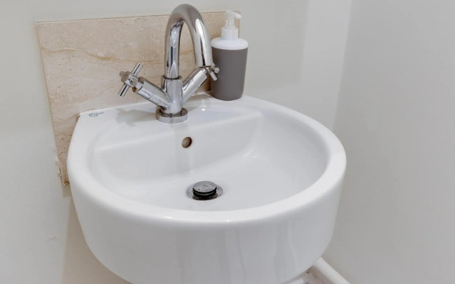 Luxury 2 Bed Garden Apartment With Parking