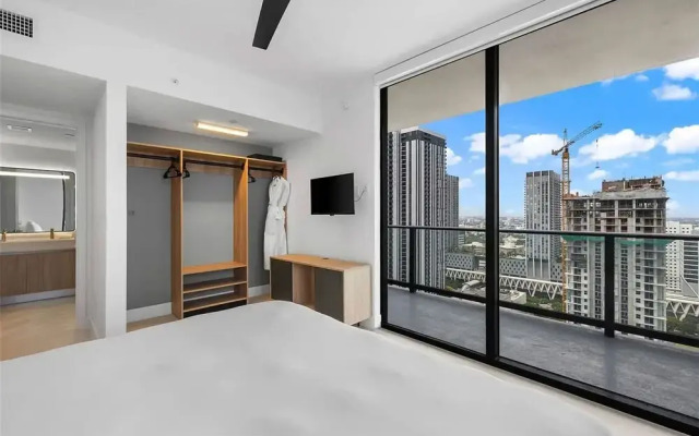 Luxury 2br-2bth Balcony Pool