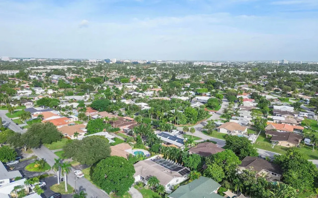 Coastal Retreat Stylish 4 BDR w/ Private Pool!
