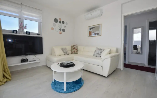 Funtastic C Apartment with Pool and Terrace