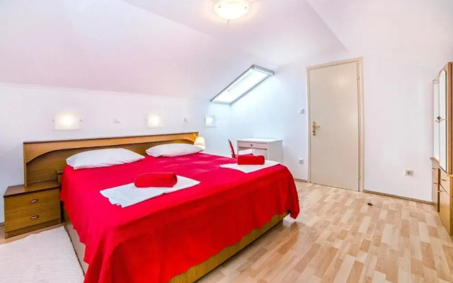 Apartments Paliaga