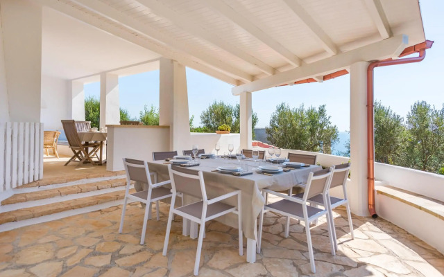 Beautiful Seaside Villa with Pool