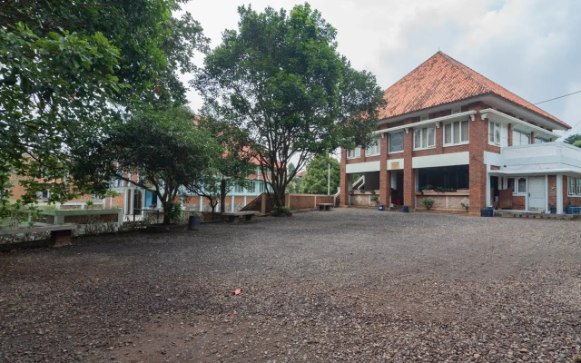 Urbanview Hotel Syariah Insani Cisarua Puncak