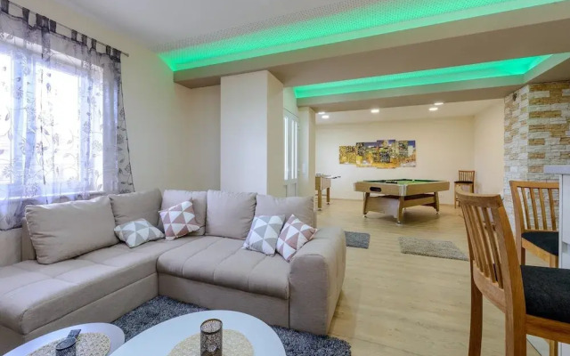 Villa Pave / Six Bedrooms H1