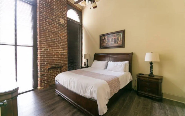 Hosteeva Baronne Street Suites