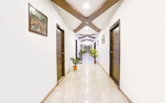 Fabhotel Ratna Palace