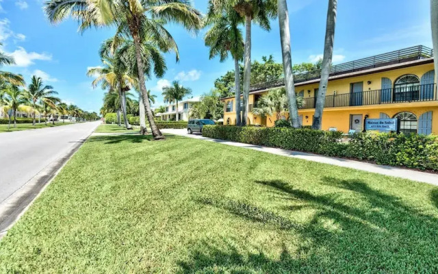 Le Monaco - Romantic 1 BR Condo Steps from 5th Ave S. Chic Coastal Retreat with King Bed and Beach Access. Perfect Location for Couples Near Dining, Shopping, and Naples Beach