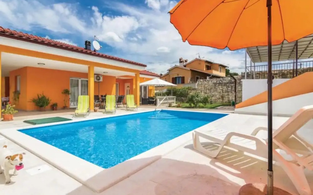 Holiday House with Pool Marika