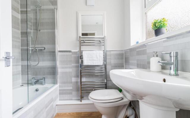 East House-sleeps 5-pet Friendly-garden - Parking