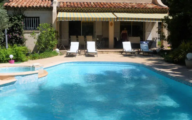 Spacious Villa at Saint-raphael With Jacuzzi