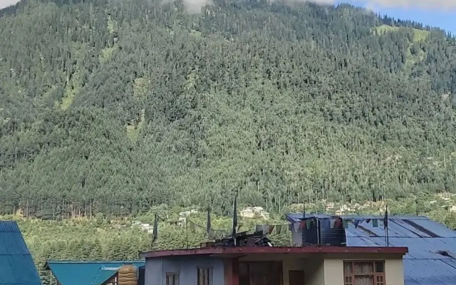 Goroomgo Bros Hostel Manali