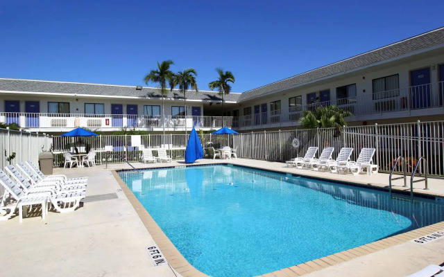 Motel 6 Lantana, FL