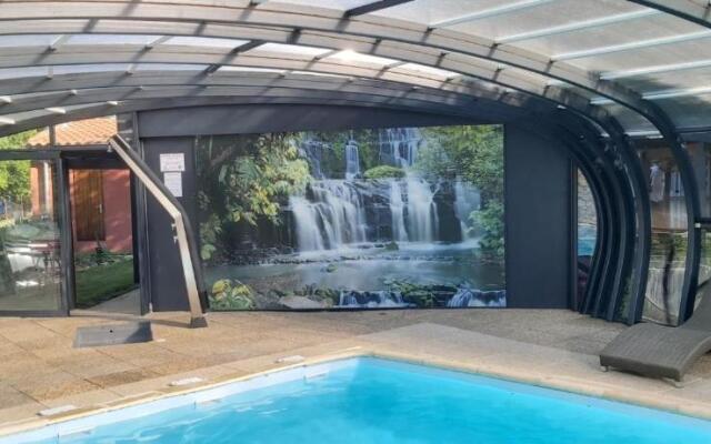 Hôtel-Restaurant La Crèche et sa piscine intérieure - Logis Hôtels