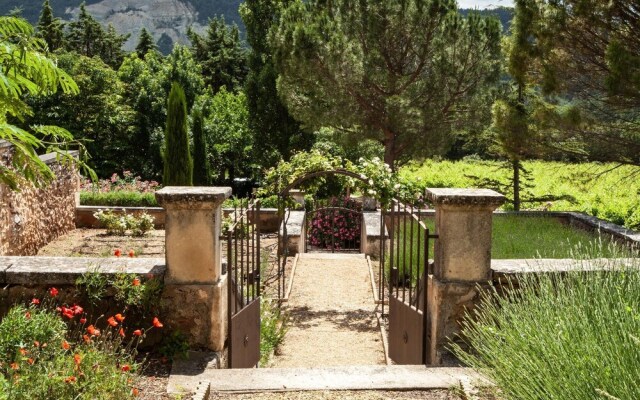 Secluded Holiday Home in Rustrel With Swimming Pool