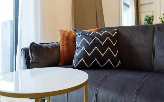 Sunny 2BR Flat - Top Location - Amazing Balcony