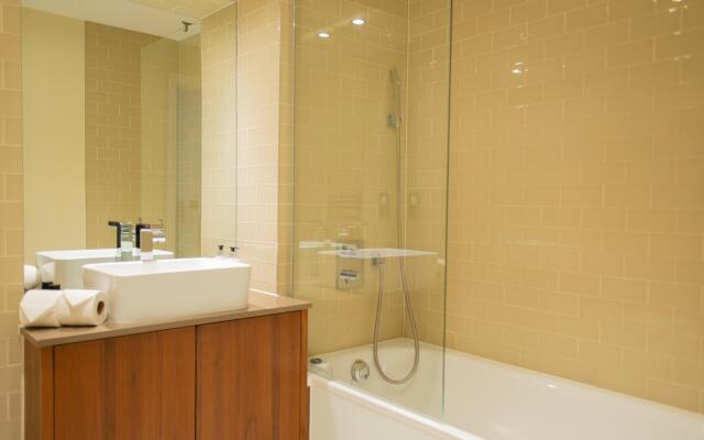 One Bed Apt in Lincoln Plaza, Canary Wharf