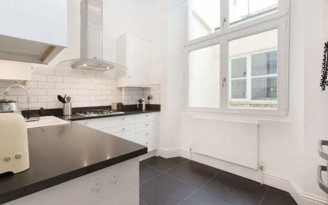 2 Bdr Queens Gardens by the Residences