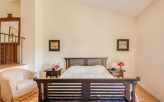 Quaint Holiday Home in Rustrel With Swimming Pool