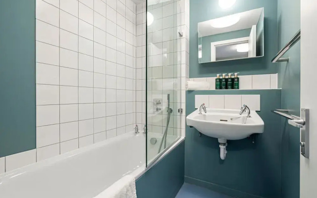 Chic Three-bedroom Home in Poplar