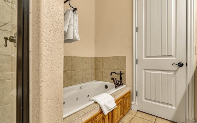 Scenic Terrace 2 Bedroom Condo by Redawning