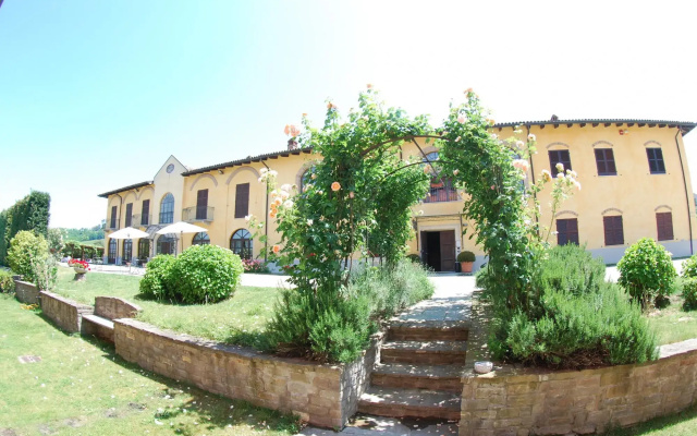 Mansion in Nizza Monferrato With Pool & Views