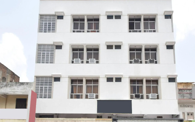 OYO 15212 Hotel Seema