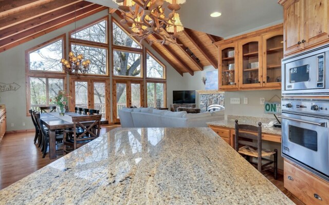 Bass Lake Beauty! 4 BDR Sleeps 16, Lakefront Views