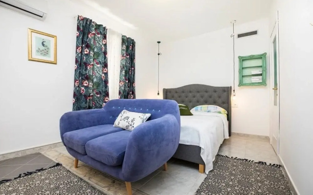 Room Alma 2