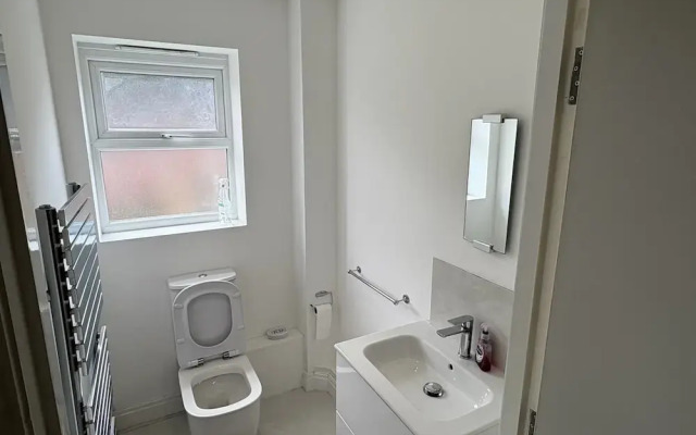 House - Sleeps 5, Private Parking & Pets Allowed