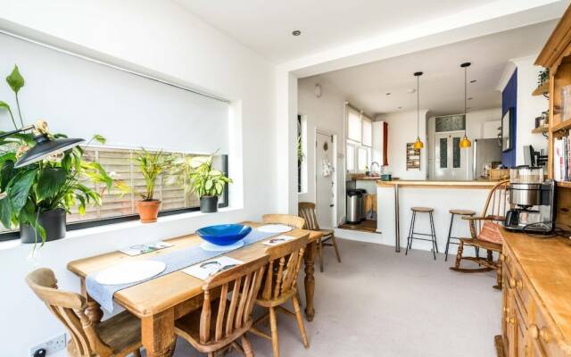 NEW Super 3BD Family Home Stunning London Views