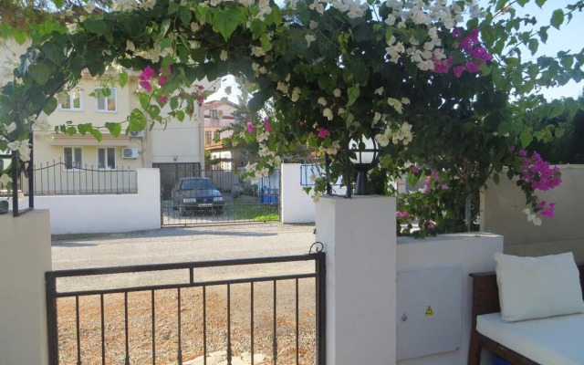 Villasevval-sleeps8-pool-bbq-ac-neartown