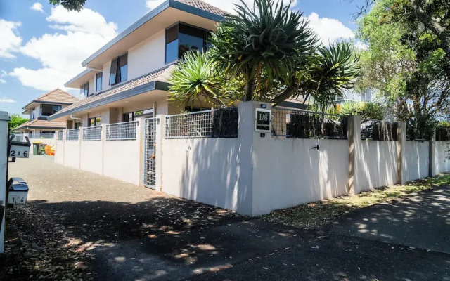 Spacious Eastern Beach Home - 1 Min From Beach!