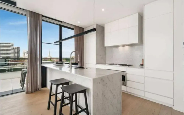 Luxury 3 Bedroom Penthouse With Bay and City View