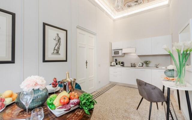 Gallo Cedrone a Home With Outdoor