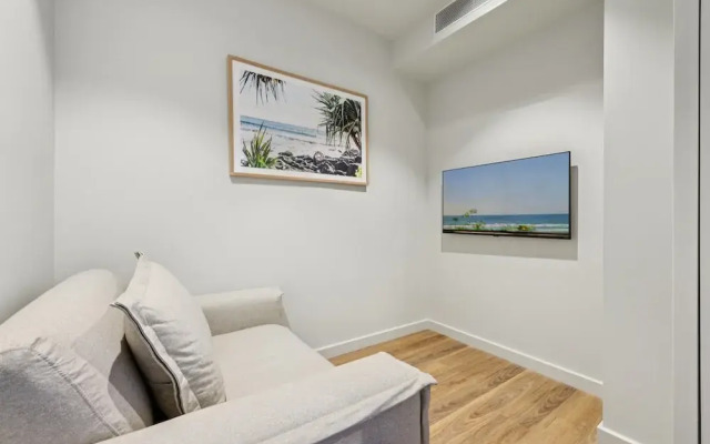 Beachfront 1-bed Flat With Pool & Gym Access