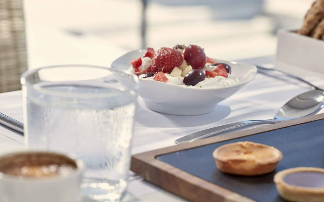 Mr & Mrs White Paros
