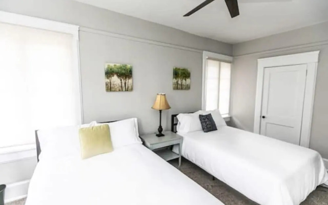 29th Street Trendy Lakeview Craftsman 8