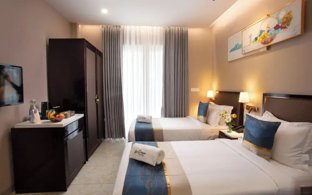 Le Crown Hotel