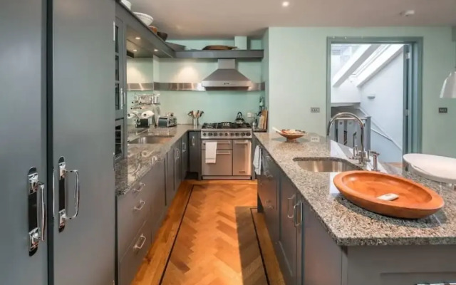 Stunning and Spacious 4 Bedroom 2 Bath in Fulham
