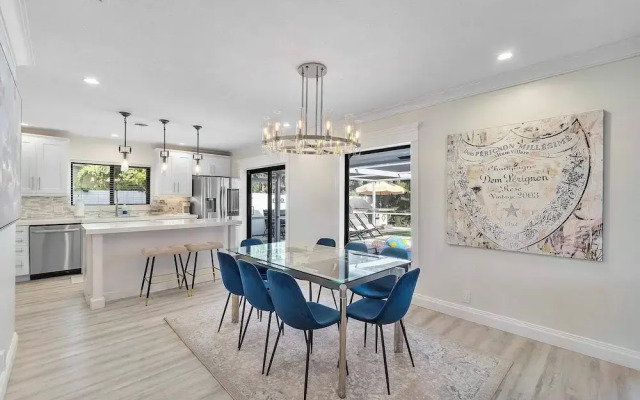 Coastal Retreat Stylish 4 BDR w/ Private Pool!
