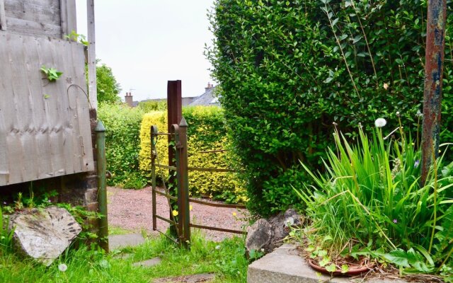 2 Bedroom Flat In Morningside With Private Garden