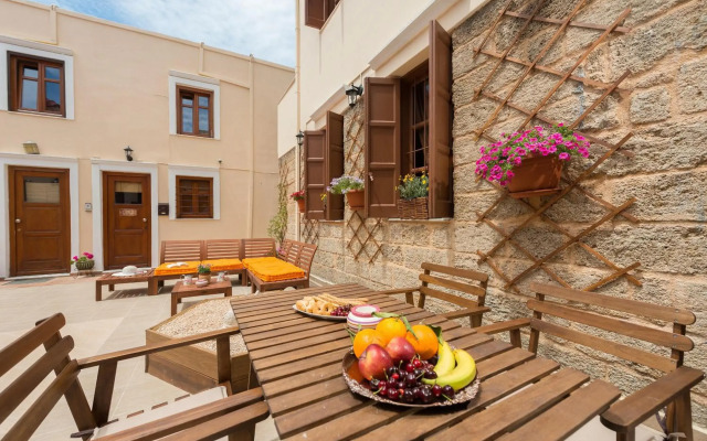 3 Charites Old Town