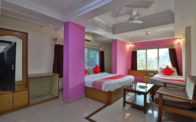 OYO 27897 Hotel The Grand Bansi