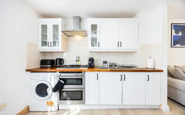 Morden 2-bed House in Canary Wharf London